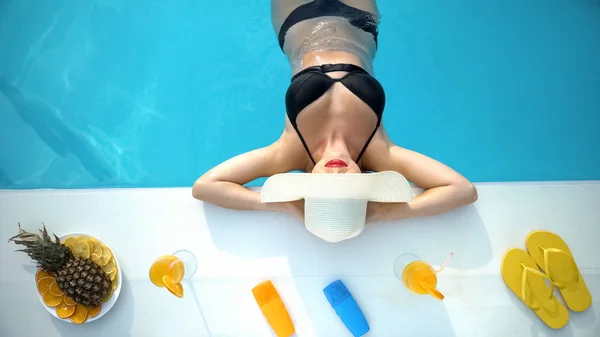 Atraktivní Žena Bikinách Čepice Relaxační Bazén Letovisko — Stock fotografie