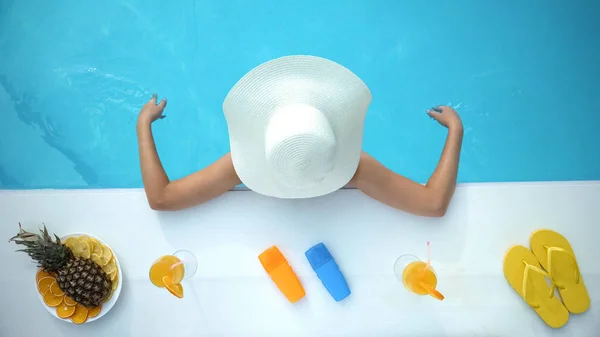 Γυναίκα Καπέλο Ψύξη Στην Πισίνα Κάτω Από Καυτό Ήλιο Χαλαρώσετε — Φωτογραφία Αρχείου