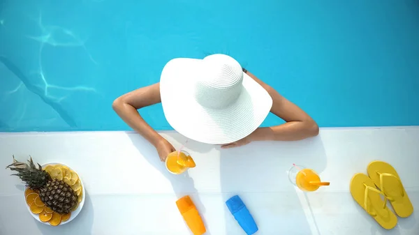 Giovane Donna Cappello Rilassante Piscina Con Cocktail Tropicale Vacanza — Foto Stock