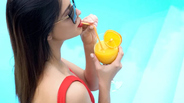 Attraktive Sexy Junge Frau Genießt Cocktail Auf Pool Party Sommerferien — Stockfoto