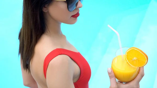 Schöne Junge Frau Trinkt Frischen Cocktail Der Nähe Von Schwimmbad — Stockfoto