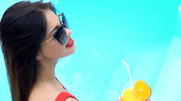 Pretty Woman Sunglasses Drinking Fresh Juice All Inclusive Service Vacation — Stock Photo, Image