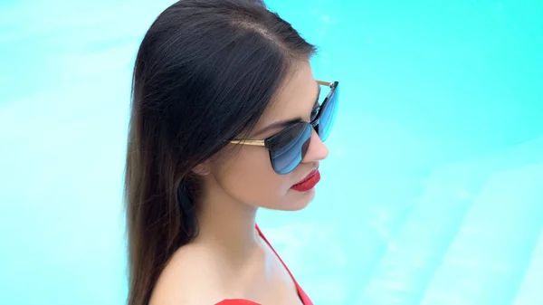 Mujer Sexy Gafas Pie Sobre Fondo Azul Relajación Verano — Foto de Stock