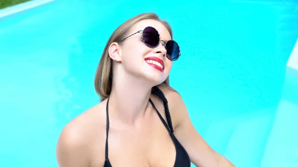 Attraente Giovane Donna Sorridente Flirtare Vicino Alla Piscina Vacanze Estive — Foto Stock