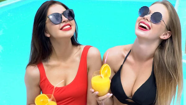 Dvě Rozkošné Ženy Cinkání Koktejly Bazén Strana Luxusní Resort — Stock fotografie