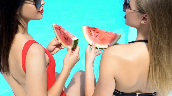Сексуальні Жінки Сміються Їдять Кавун Біля Басейну Літні Канікули — стокове фото