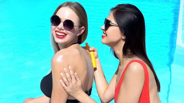 Usmívající Dívky Použití Sun Protection Cream Péče Pleť Při Opalování — Stock fotografie