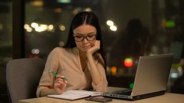 Genç kadın başlangıç fikir üzerinde durulması motivasyon ve ilham eksik