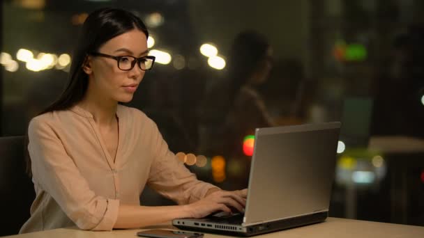 Atraente Mulher Asiática Digitando Laptop Sentado Café Com Freelancer — Vídeo de Stock