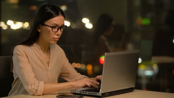 Mulher Cansada Trabalhando Laptop Digitando Ativamente Sentindo Dor Pulso Excesso — Vídeo de Stock