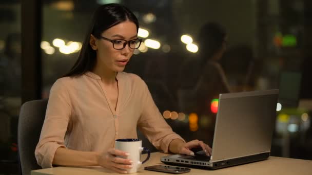 亚洲妇女在笔记本电脑上工作 喝咖啡是清醒的 晚上的灵感 — 图库视频影像
