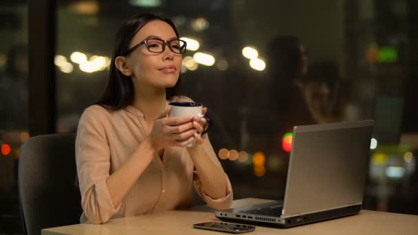 Giornalista Femminile Digitando Articolo Sul Computer Portatile Bere Caffè Ispirazione — Video Stock