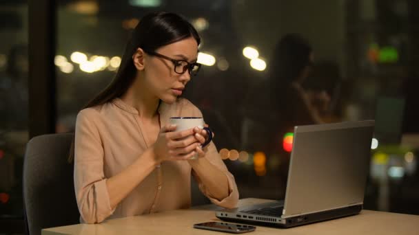 女性自由职业者喝咖啡和编辑项目上的笔记本电脑 忙碌的生活方式 — 图库视频影像