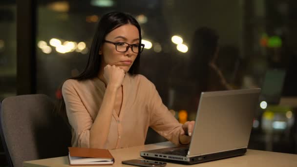 Dipendente Irresponsabile Che Affretta Completare Lavoro Sulla Scadenza Lavoro Stressante — Video Stock