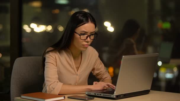 Mulher Furiosa Com Projeto Mal Sucedido Histeria Trabalho Estressante Colapso — Vídeo de Stock