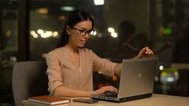 E-posta üstünde laptop, ona ilk iş işe almayı son derece mutlu kontrol kız