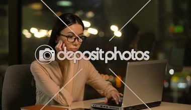 Laptop, fazla mesai ile motivasyon eksikliği yorgun çalışan sıkılmış kadın