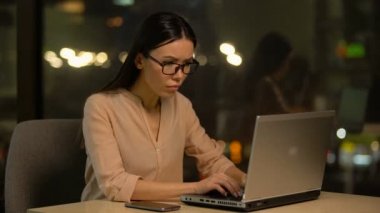 Tahriş olmuş kadın hatalı dizüstü, Gadget'ı veya uygulama ile memnun kapanış