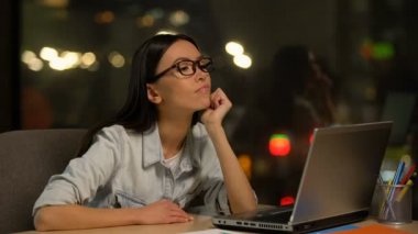 Genç kadın laptop ofis, çalışma sıkılmış motivasyon, sevilmemiş iş eksik
