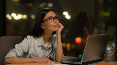 Rüya gibi kadın ofis, shirking sevilmemiş iş, tembellik işten dikkati