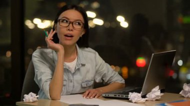 Moda Tasarımcısı giyim skeçler, ilham ve yaratıcılık dolu çizim