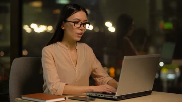 Müde Frau Hört Auf Meditieren Und Sich Beruhigen Entspannung Büro — Stockvideo