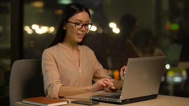 Mädchen Schließt Laptop Und Meditiert Arbeitsplatz Erholsame Übungen Büro — Stockvideo