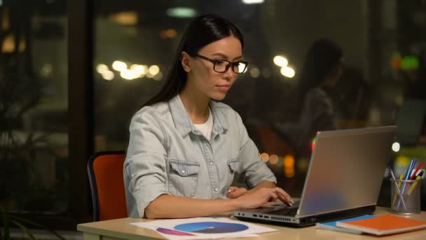 Mujer Leyendo Correo Ordenador Portátil Sobre Subvención Promoción Inicio Exitoso — Vídeos de Stock