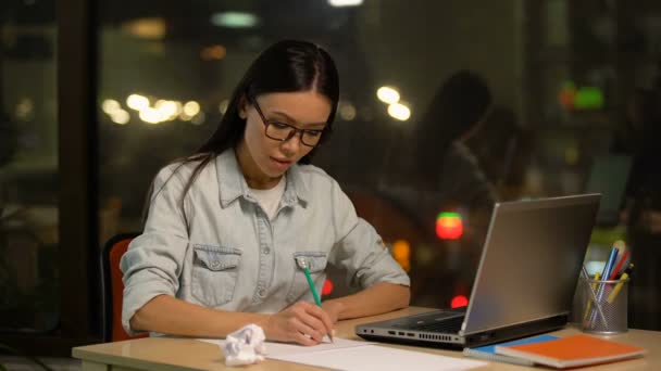 Designer Feminina Desenhando Esboços Procurando Inspiração Falta Novas Ideias — Vídeo de Stock