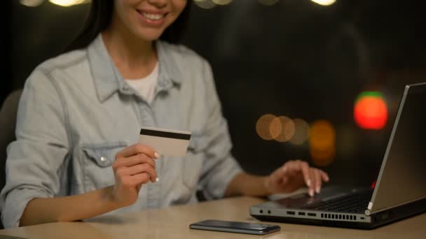 Flickan Håller Kreditkort Och Shopping Laptop Online Insättning Transaktion — Stockvideo