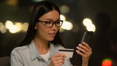 Asyalı kadın cep telefonu uygulamaları, kolay online alışveriş, bankacılık yoluyla fatura ödeme