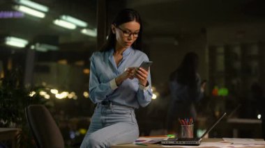 Telefon, başarılı anlaşmayı mutlu müşteri ile iletişim Müdürü