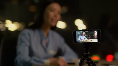 Reklam kaydı kozmetik makyaj fırça üzerinde inceleme yaparak güzellik blogger