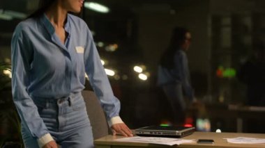 Mutlu freelancer açar işe laptop, esnek zamanlama, verimli çalışan