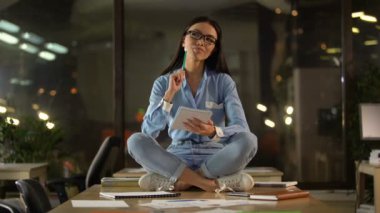 Başlangıç fikirler üzerinde düşünme office masanın üzerinde yaratıcı Asyalı kadın