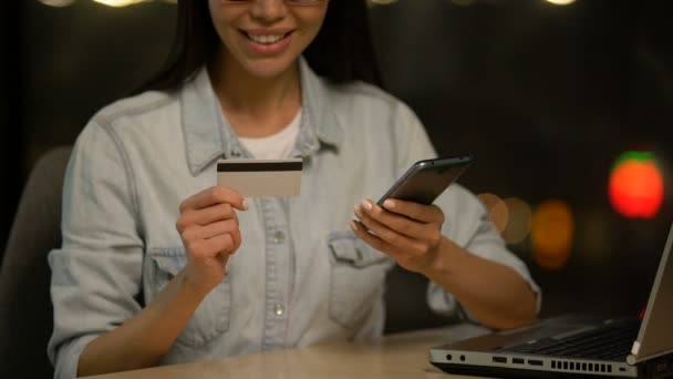 Frau Gibt Kreditkartendaten Handy Ein Einfache App Für Transaktionen — Stockvideo