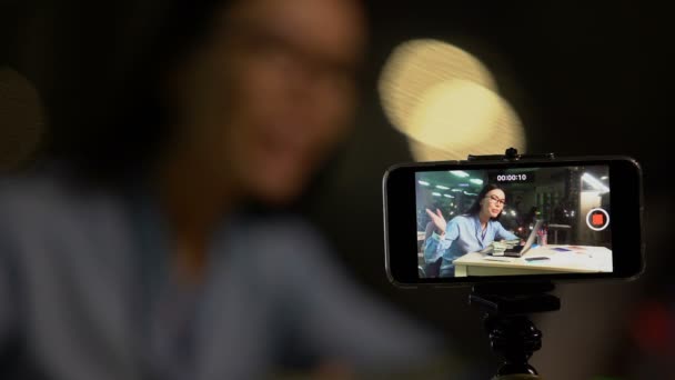 Mujer Filmando Video Blog Vlog Acerca Hacer Dinero Fácil Línea — Vídeos de Stock