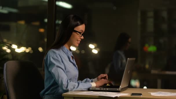 Młoda Kobieta Kończąc Pracę Laptopie Pozostawiając Office Czas Przerwy Koniec — Wideo stockowe