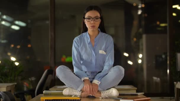 Mujer Meditando Pose Loto Escritorio Oficina Relajación Trabajo Productividad — Vídeo de stock