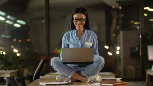 Flicka Som Nöjd Med Utfört Arbete Utgående Laptop Framgångsrika Slutförandet — Stockvideo