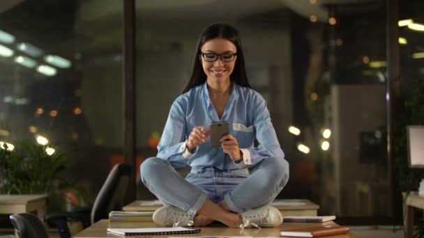 Menina Feliz Posição Lótus Usando Telefone Celular Escritório Tempo Pausa — Vídeo de Stock