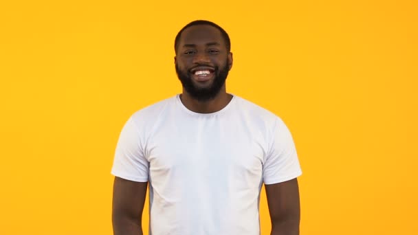 Lächelnder Afrikanisch Amerikanischer Mann Mit Papierherz Nächstenliebe Und Freundlichkeit Langsamer — Stockvideo