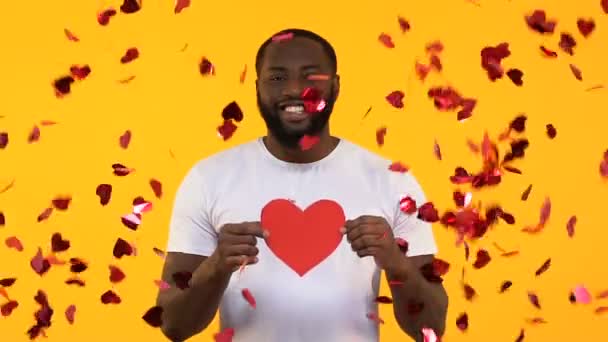 Afro American Mannen Håller Papper Hjärtat Fallande Konfetti Romantisk Överraskning — Stockvideo