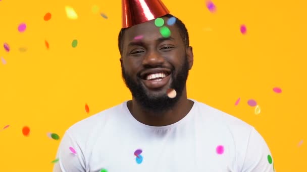 Felice Uomo Afro Americano Cappello Festa Sotto Coriandoli Sorpresa Compleanno — Video Stock