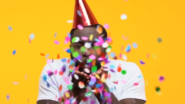 Afro Amerikaanse Man Feest Hoed Blazen Confetti Camera Verjaardag Fun — Stockvideo