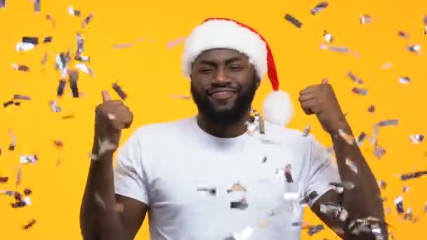 Afro Americano Santa Hat Dançando Sob Queda Confetti Festa Carnaval — Vídeo de Stock