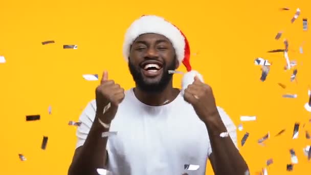 Aufgeregter Afrikanisch Amerikanischer Mann Mit Weihnachtsmütze Zeigt Geste Neujahrswünsche — Stockvideo