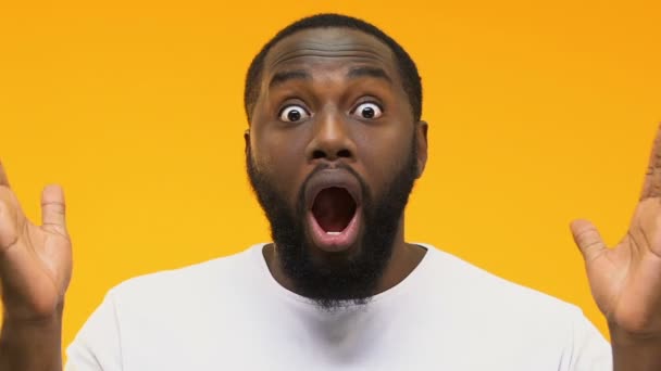Homem Afro Americano Chocado Fazendo Wow Gesto Para Câmera Grande — Vídeo de Stock