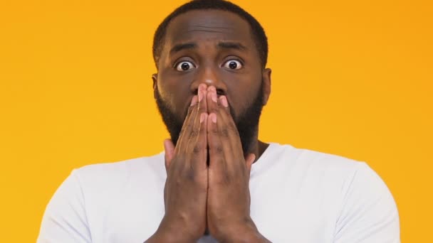 Hombre Afroamericano Impresionado Cerrando Boca Con Las Manos Chismes Increíbles — Vídeo de stock