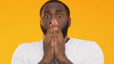 Afrikalı-Amerikalı erkek ayakta hareketsiz, dedikodu etkilendim şaşırttı